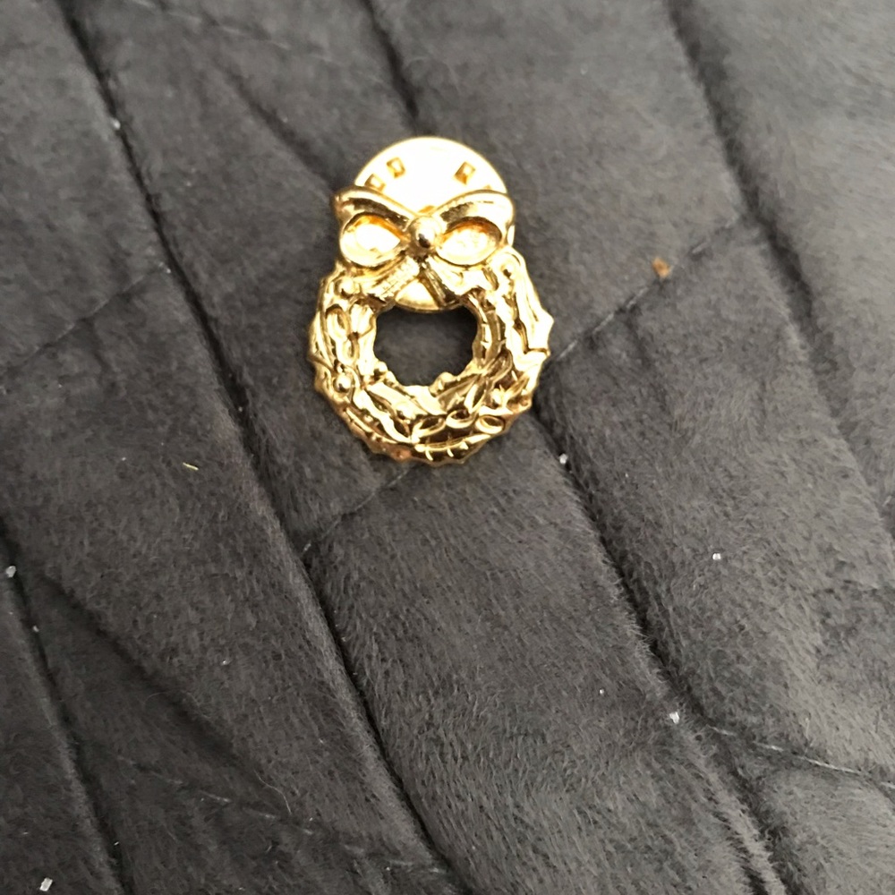 Wreath Pin - Picture 3 of 5
